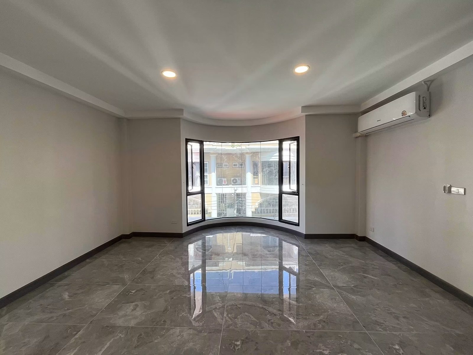 Thonglor Soi 25 5-storey House: Bay window room
