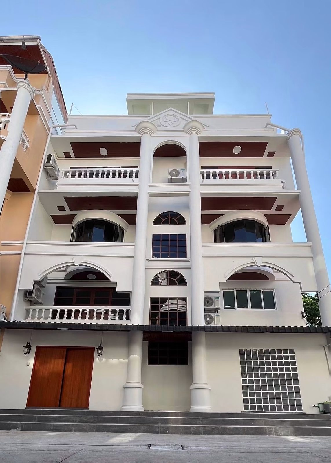 Thonglor Soi 25 5-storey House: Building exterior
