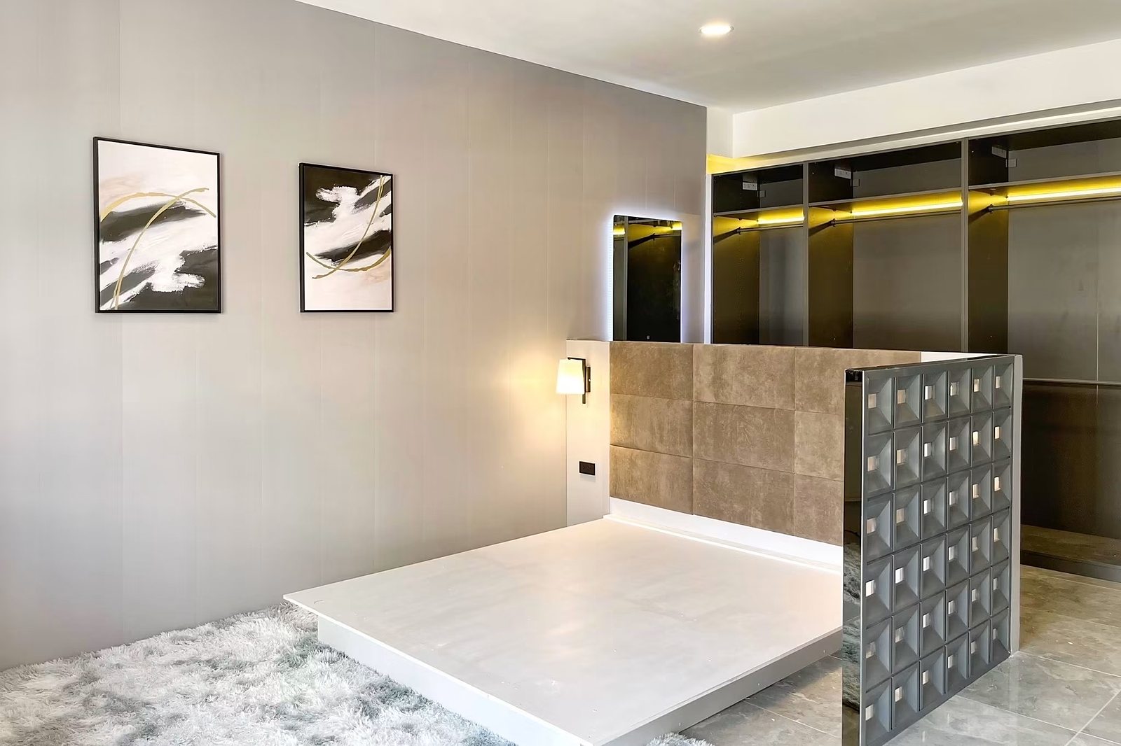 Thonglor Soi 25 5-storey House: Bedroom with walk-in closet