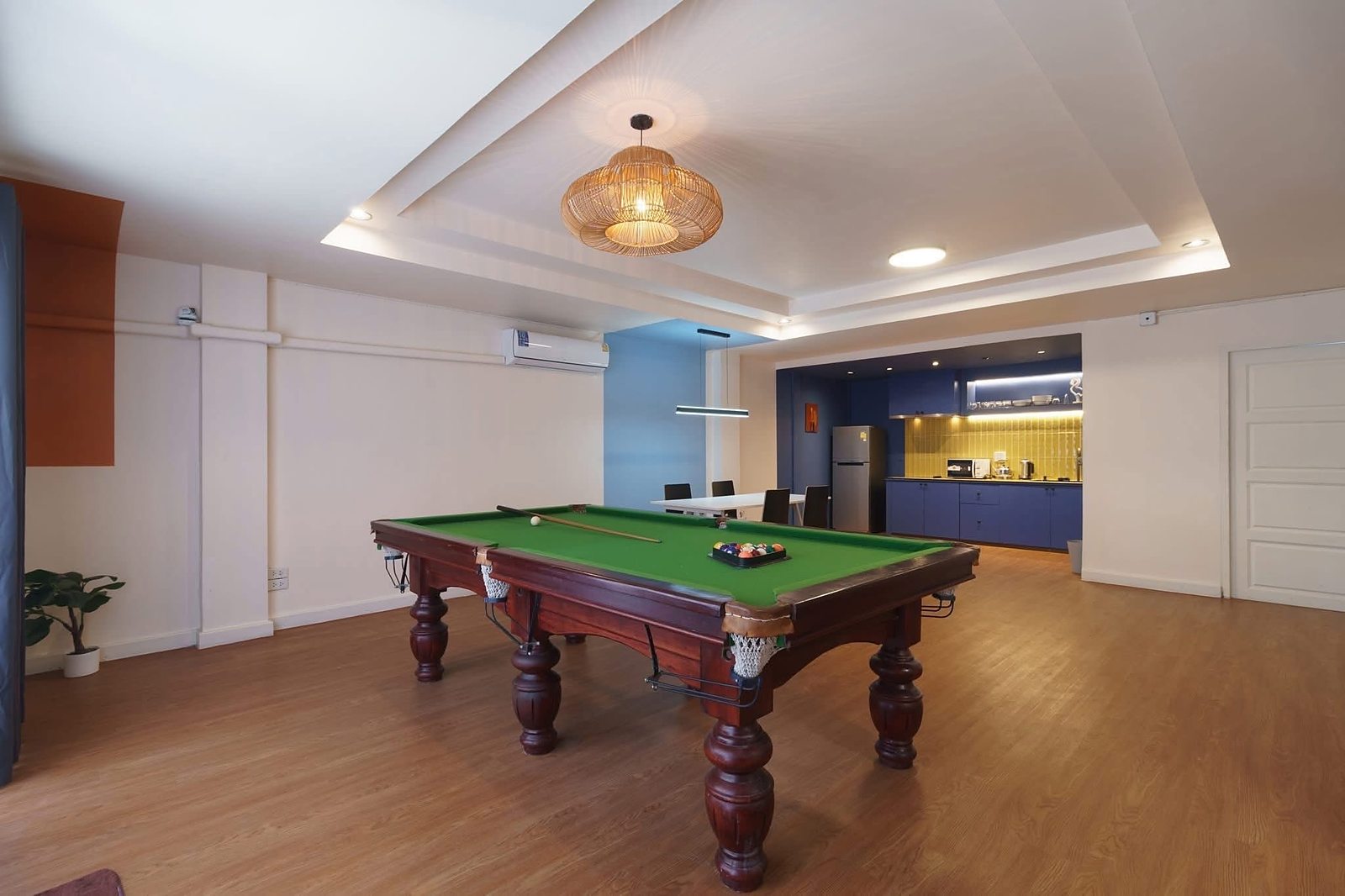 Thonglor Soi 25 – 5-Storey Townhome: Games room and kitchen