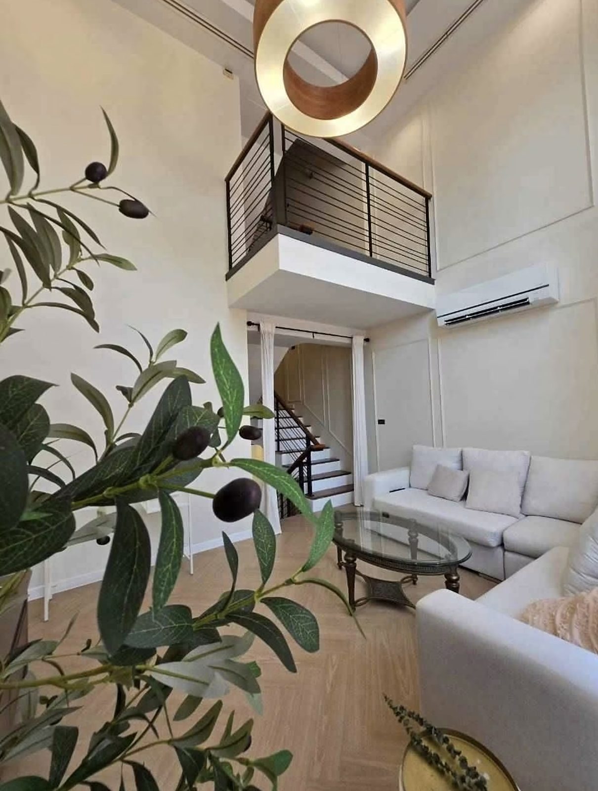 Townhome Sukhumvit 49 / Thonglor: Double-height living room
