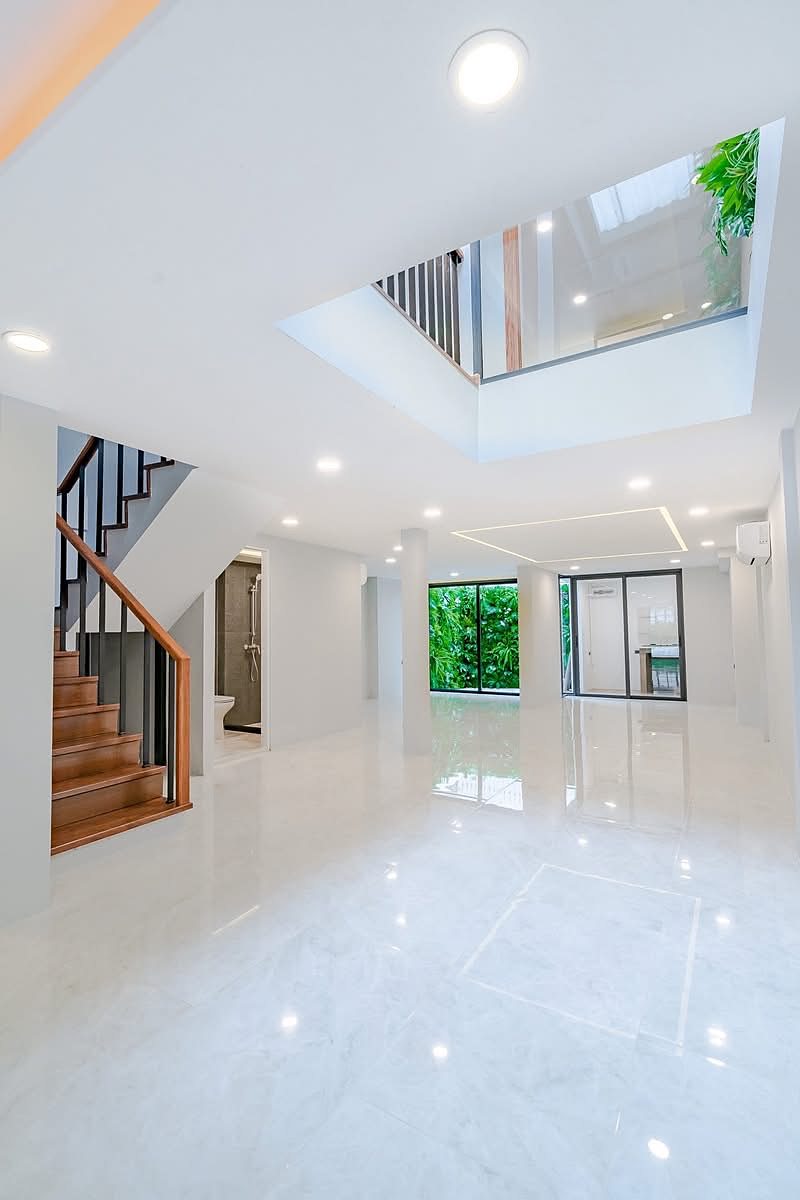 Townhouse — Ekkamai Soi 12 (house no. unknown): Double-height hall with staircase