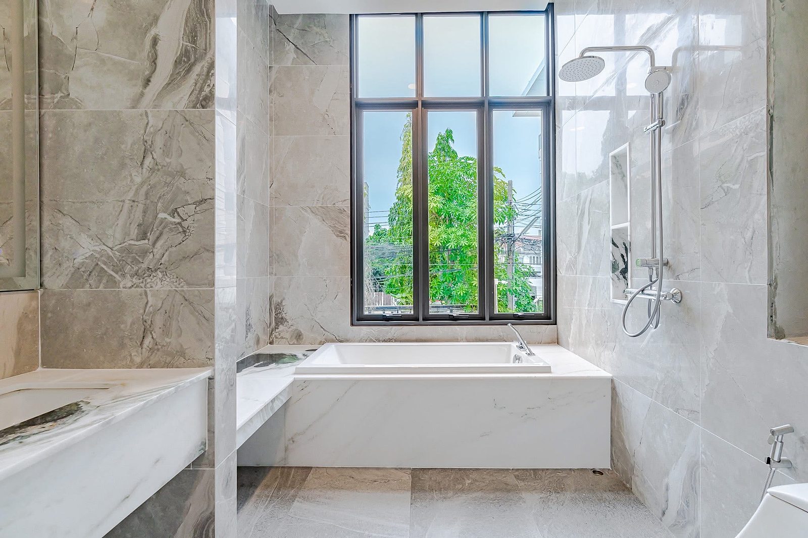 Townhouse — Ekkamai Soi 12 (house no. unknown): Bathroom with bathtub
