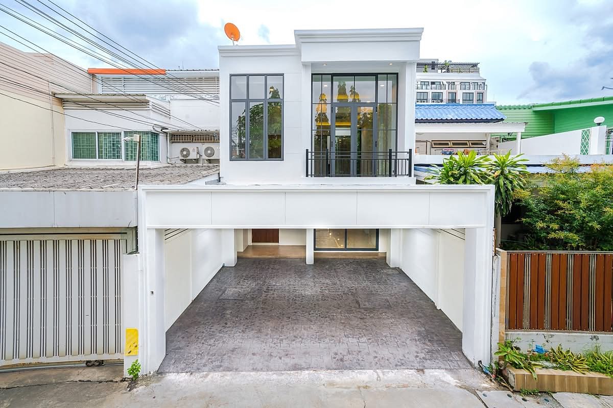 Townhouse — Ekkamai Soi 12 (house no. unknown): Front exterior and carport