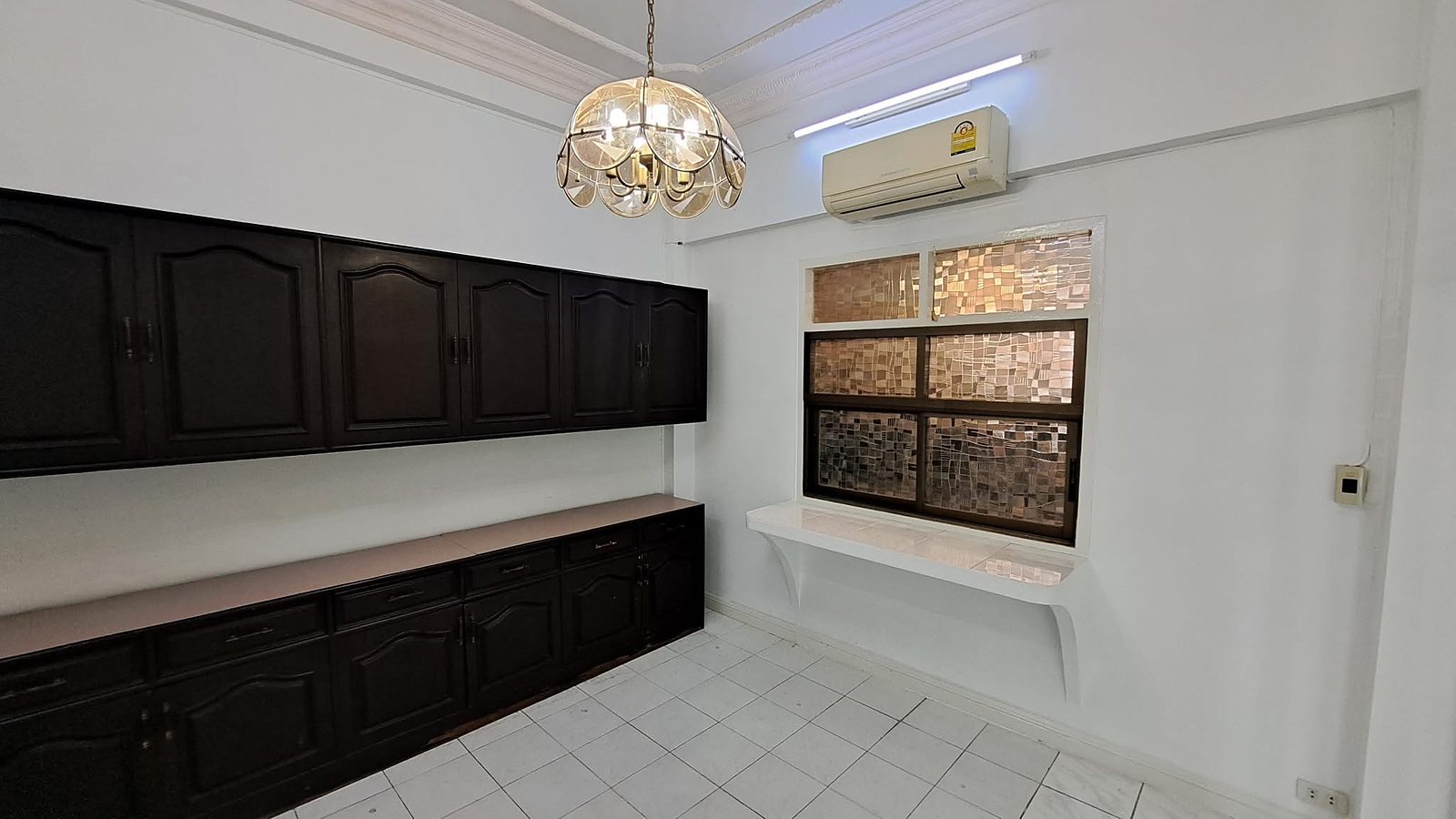 Townhouse / Home Office — Ekkamai 22: Room with built-in cabinets