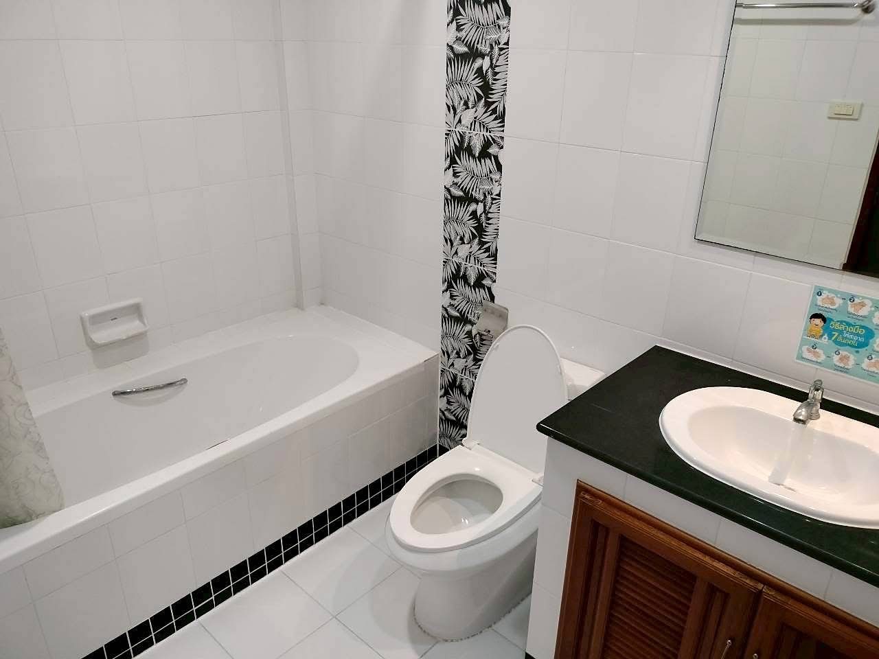 Townhouse — opposite Thonglor Soi 25 (exact address unknown): Bathroom