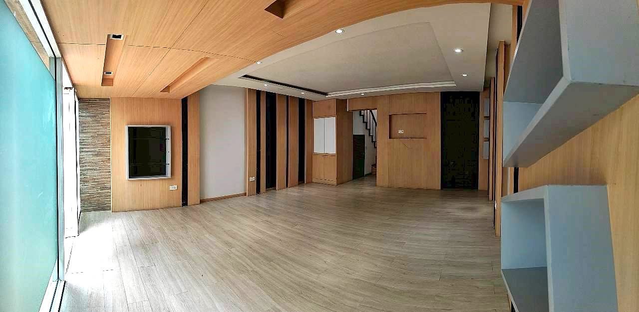 Townhouse — opposite Thonglor Soi 25 (exact address unknown): Open-plan interior