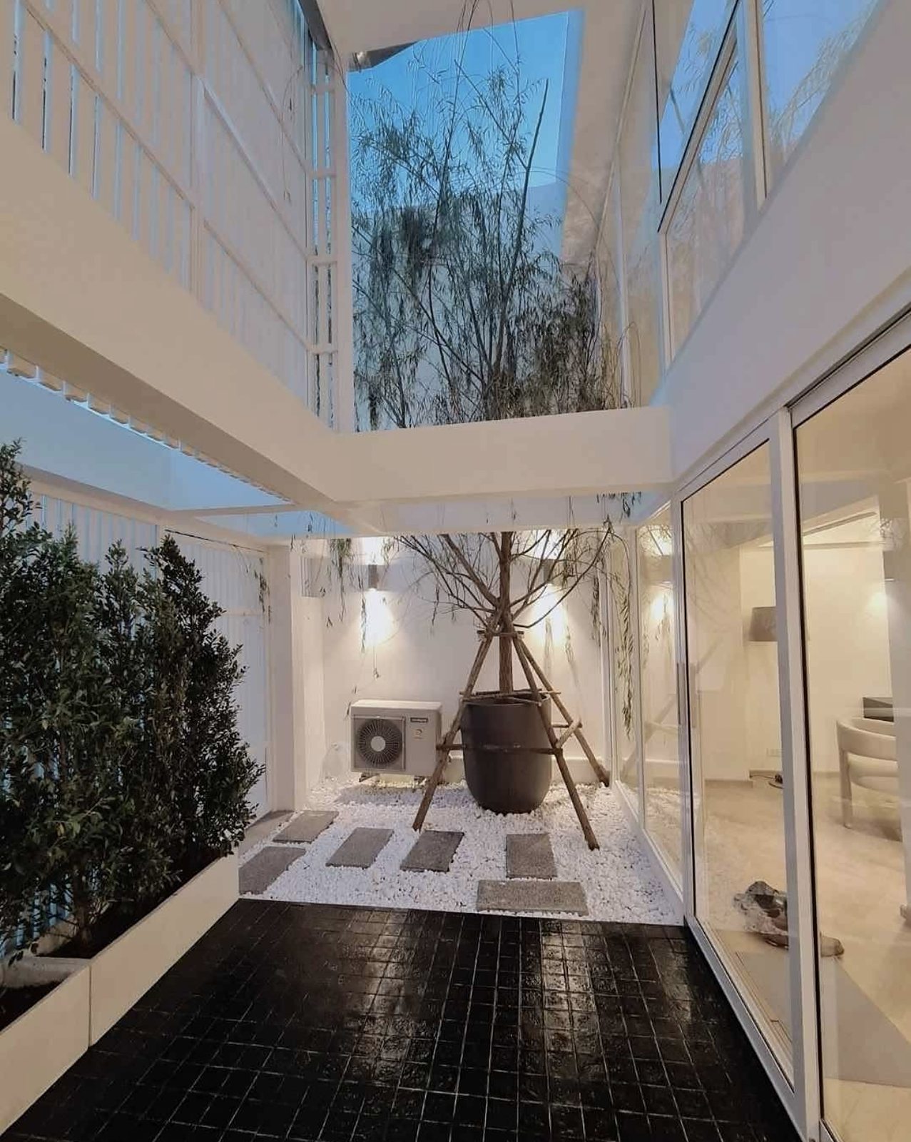 Townhouse — Pridi Banomyong 42 (house no. unknown): Inner courtyard garden