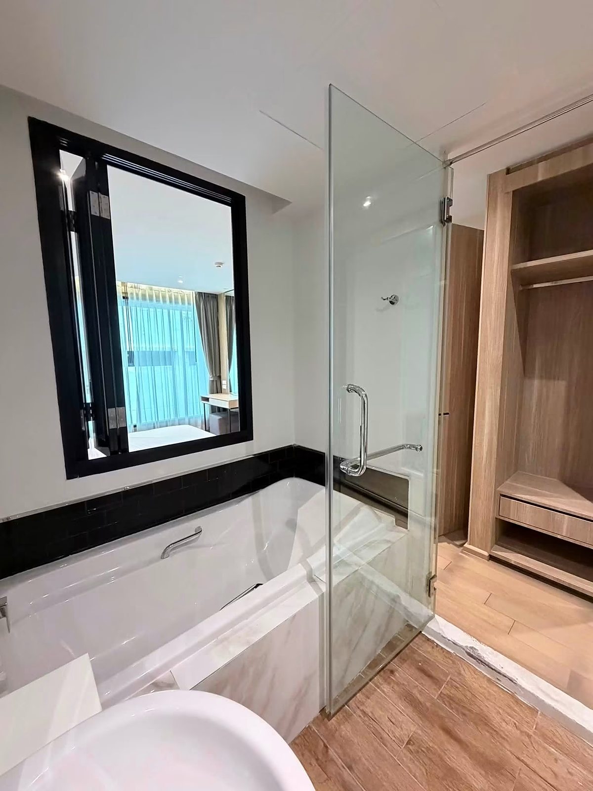 Sk 31 Pet-Friendly Condo: Bathroom with bathtub