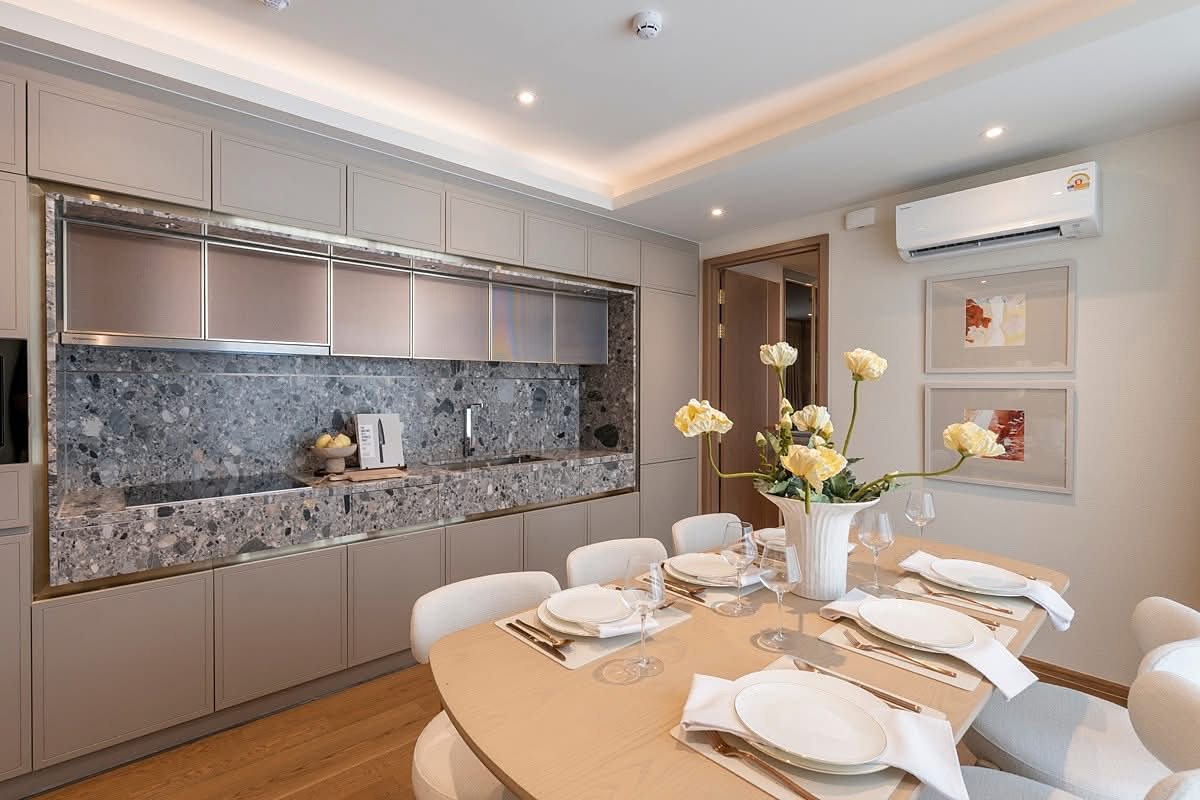 Via 34: Kitchen and dining
