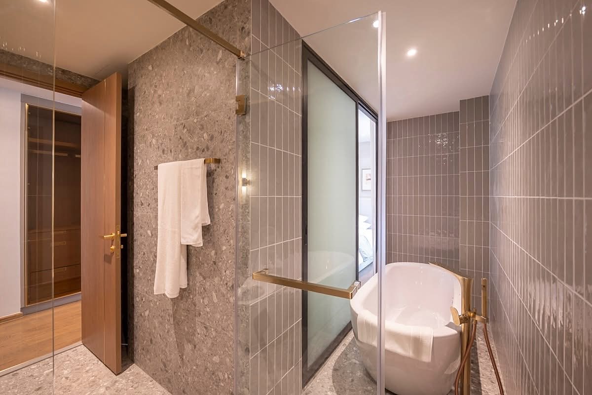 Via 34: Bathroom with bathtub