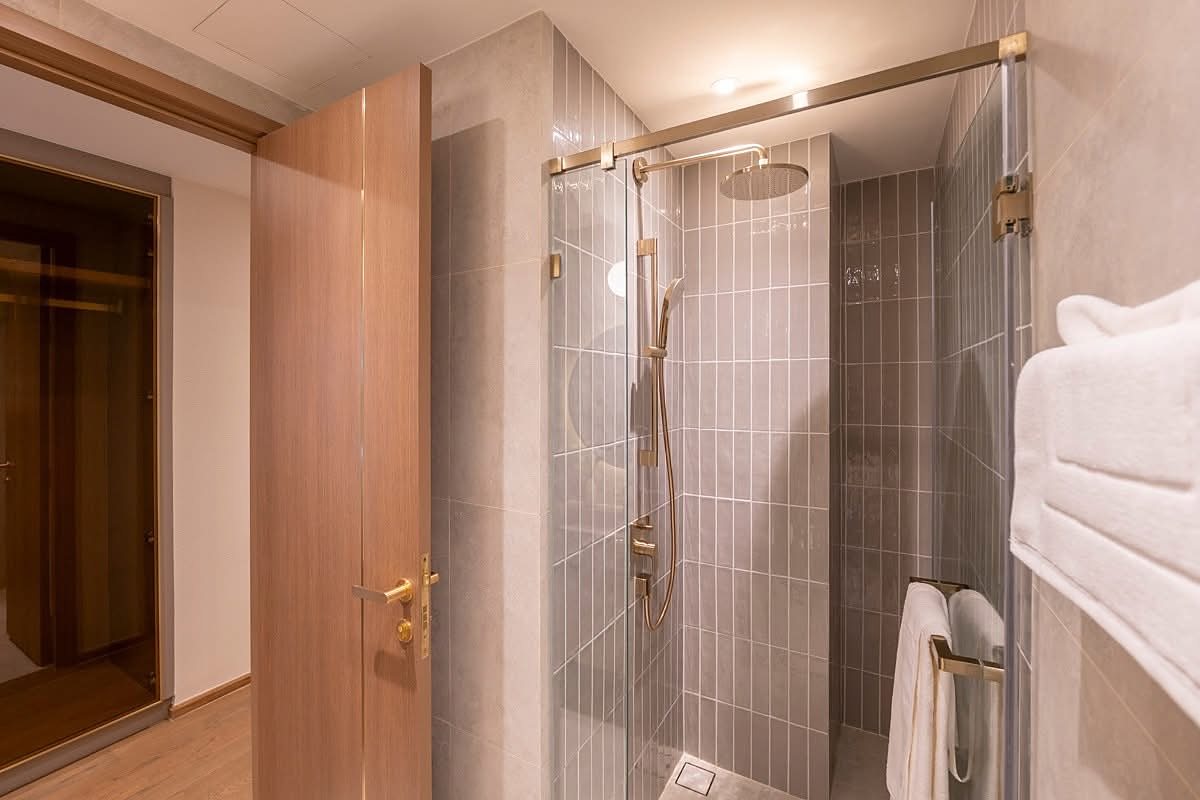 Via 34: Shower