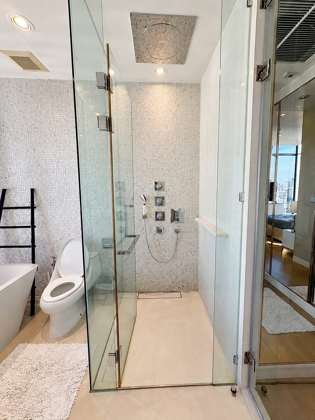 Vittorio 39: Shower and bathroom