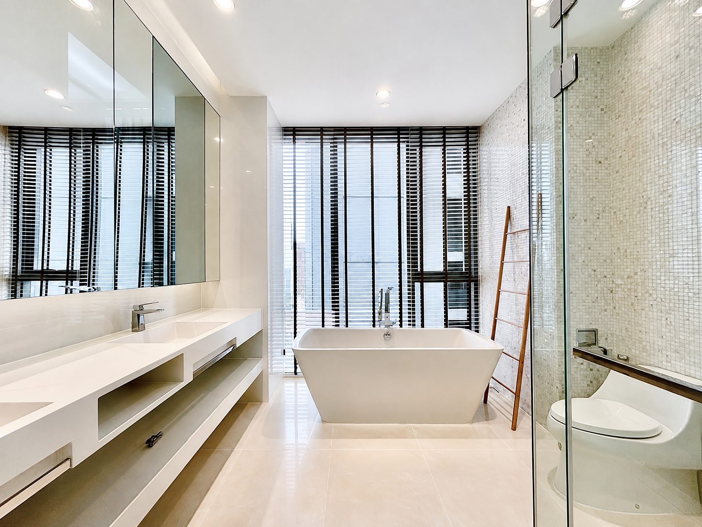 Vittorio 39: Bathroom with bathtub