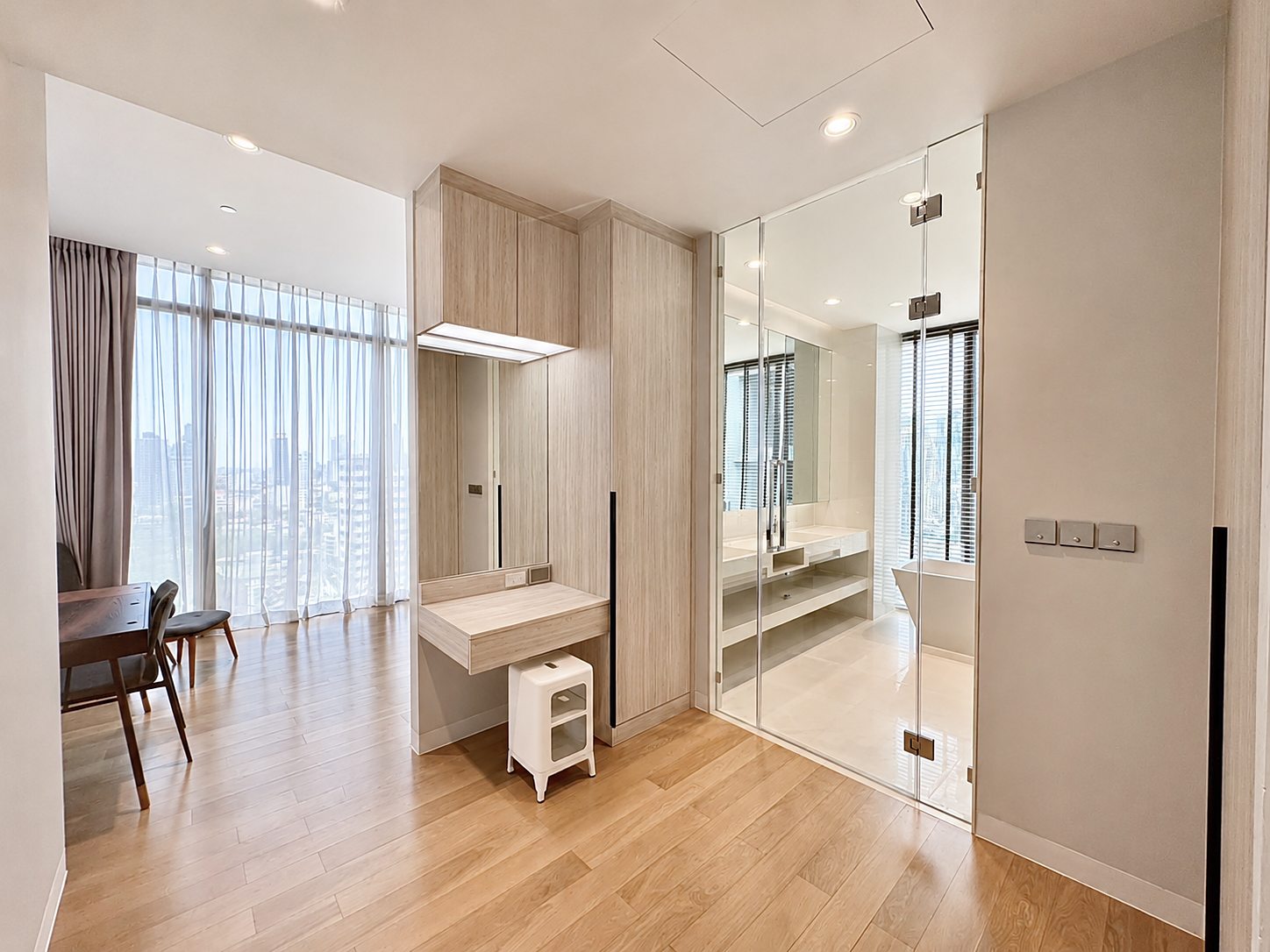 Vittorio 39: Bedroom and vanity