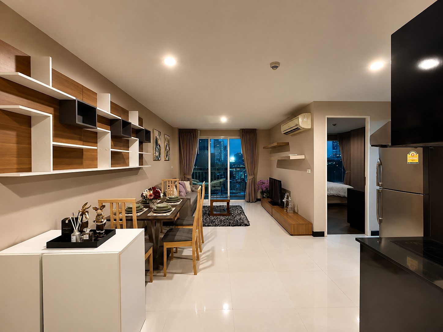 Voque Sukhumvit 16: Dining area and kitchen