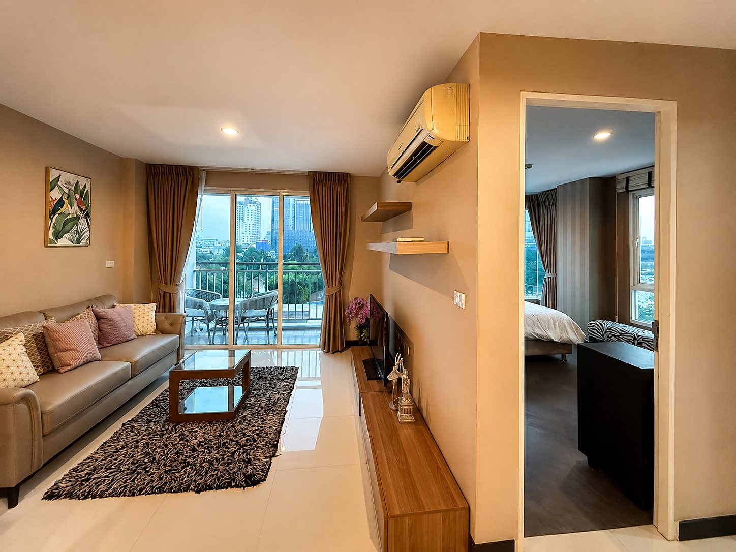 Voque Sukhumvit 16: Living room and bedroom