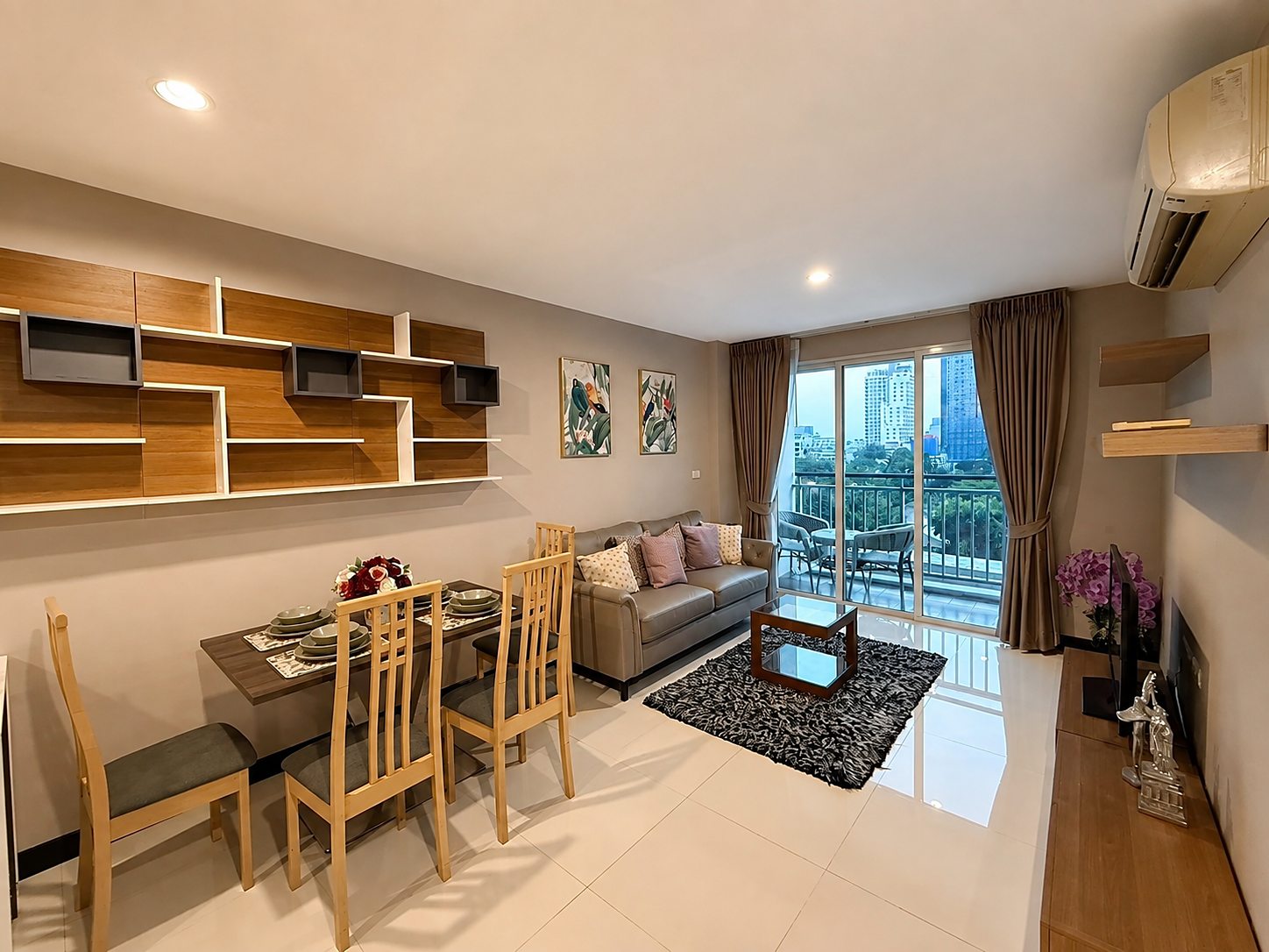 Voque Sukhumvit 16: Living and dining area