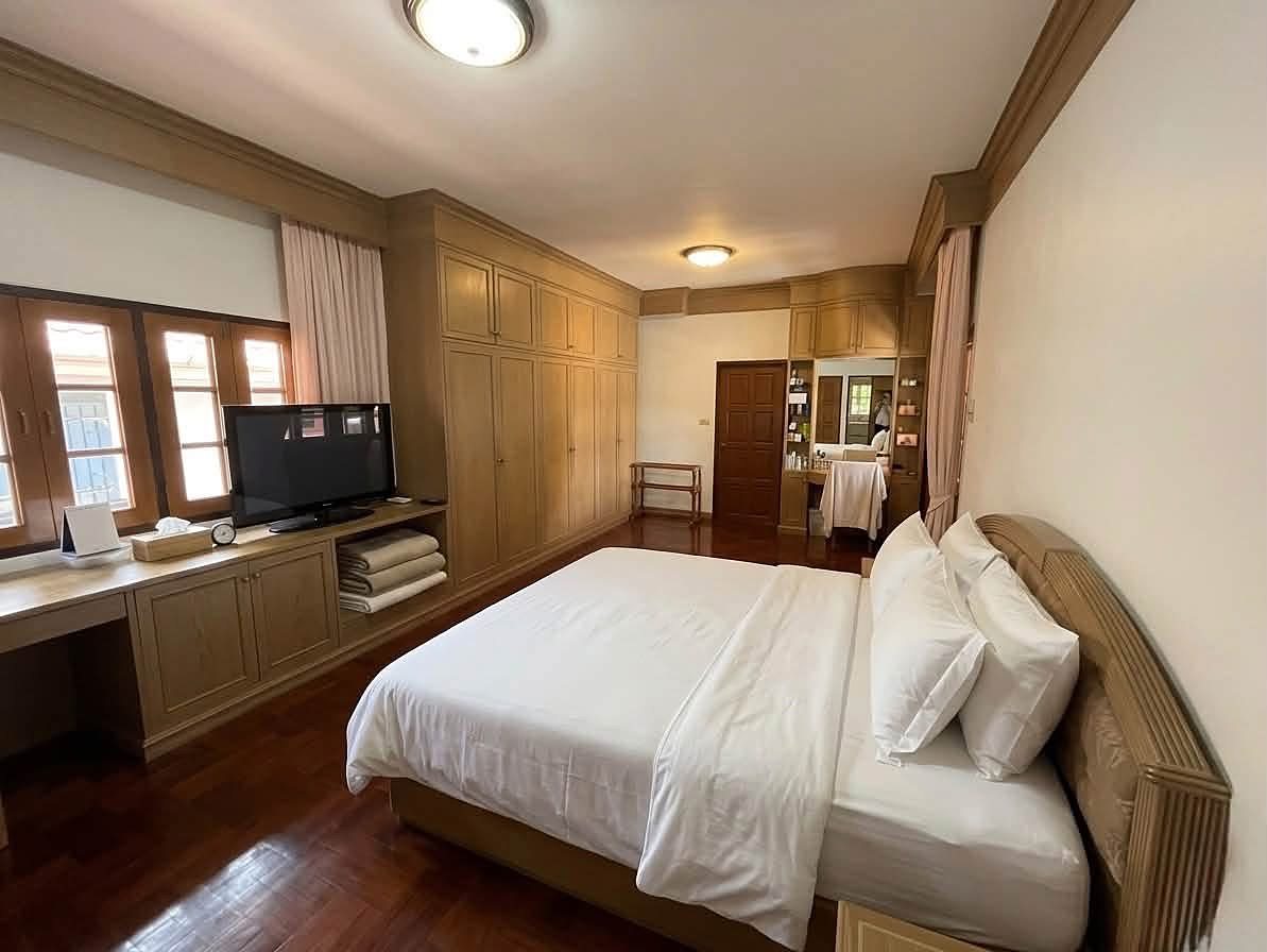 หมู่บ้านผกามาศ (Phakamas Village): Bedroom with built-in wardrobes