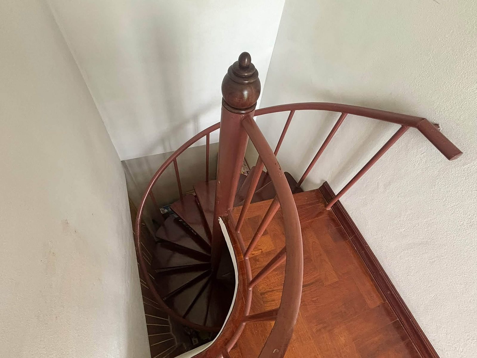 หมู่บ้านผกามาศ (Phakamas Village): Spiral staircase