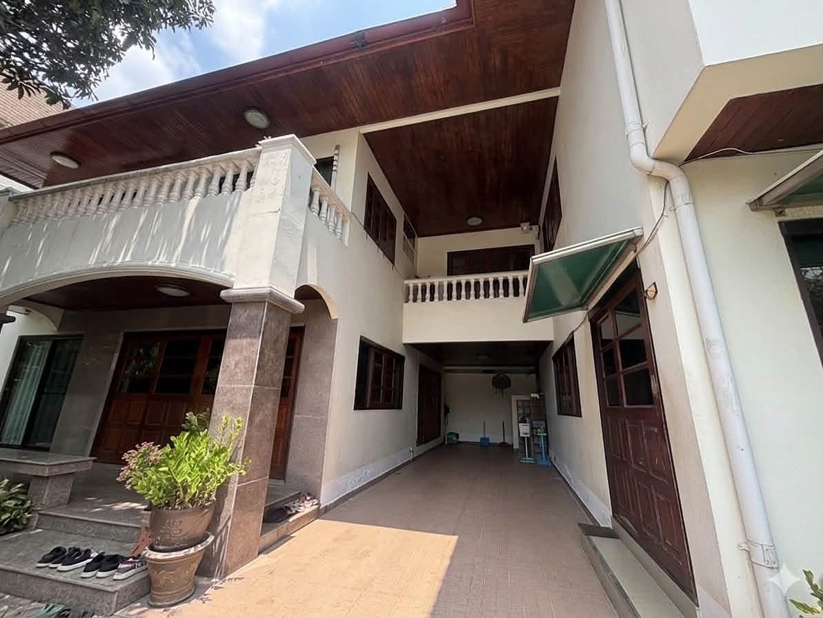 หมู่บ้านผกามาศ (Phakamas Village): House exterior and porch