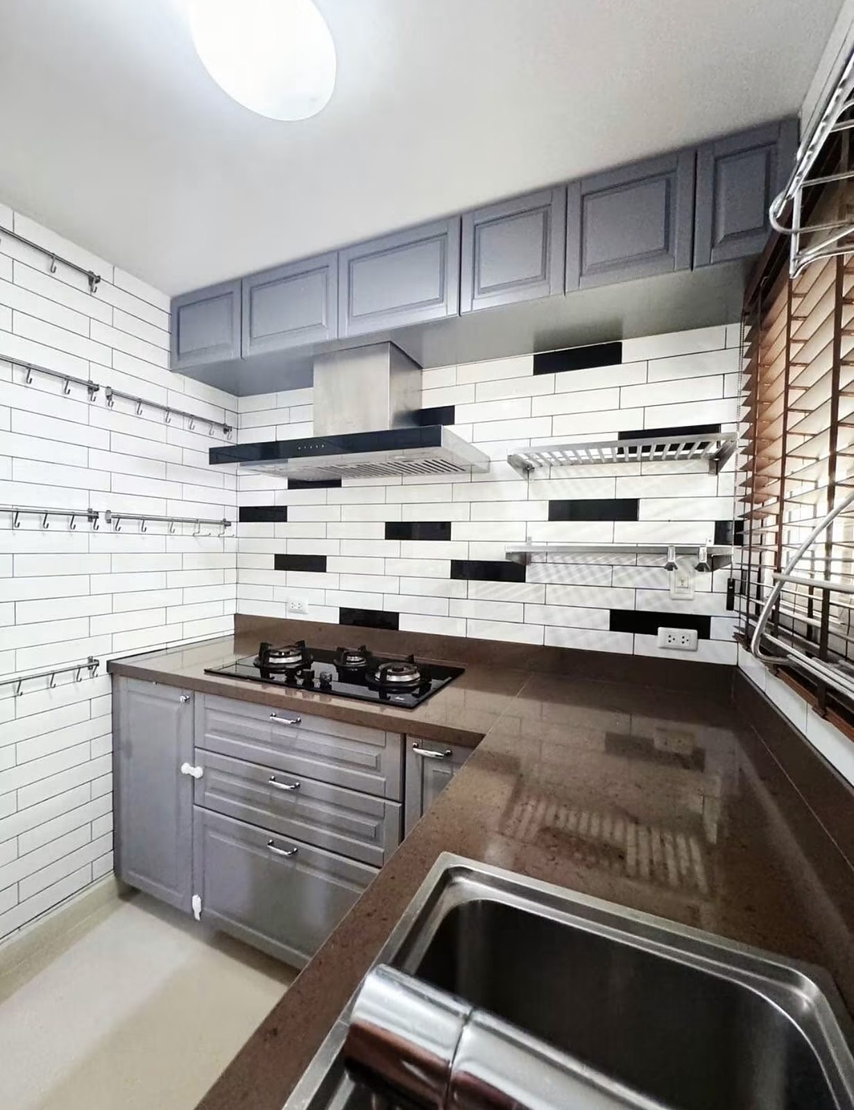 หมู่บ้านลีออง (English spelling unverified): Kitchen