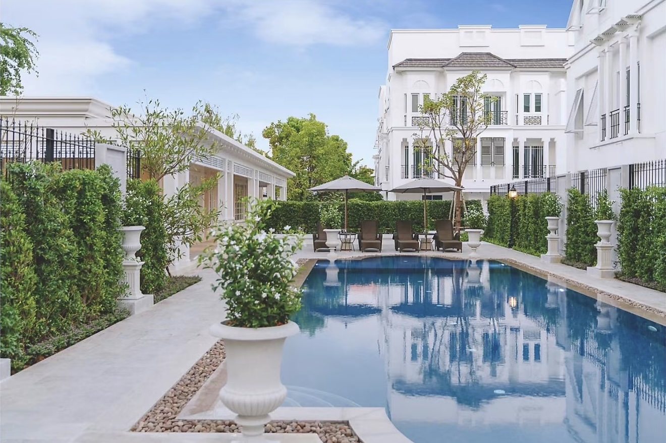 หมู่บ้านลีออง (English spelling unverified): Swimming pool